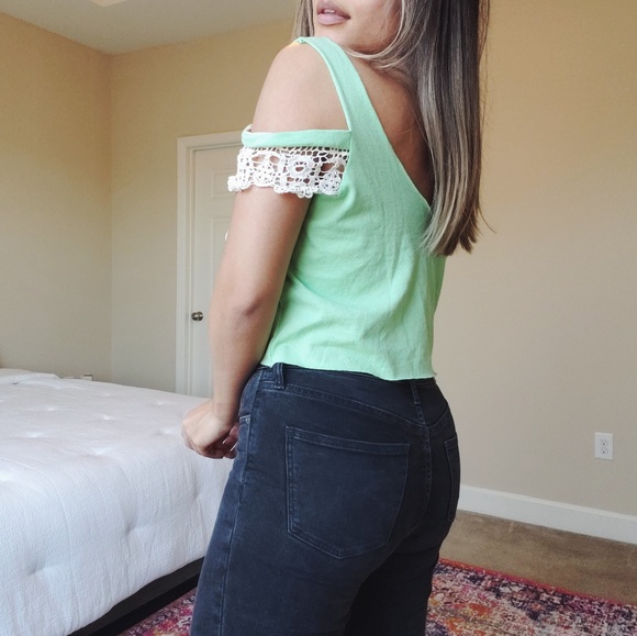 LF furst of a kind cold shoulder graphic crop top - Picture 3 of 8